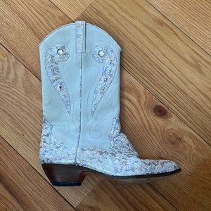 Boots- Italy made. Real leather. Excellent condition. Pearl white.